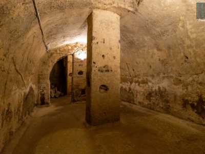 ...e volta a botte alta circa 3,30 metri. L�ambiente � diviso da due archi trasversali in tre campate e scandito da quattro pilastri